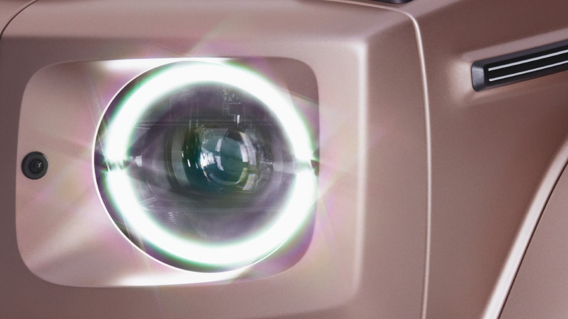 View - Mercedes-Benz ra mắt mẫu SUV G-500 đính 4 viên kim cương