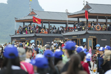 Vạn du khách đổ về chùa Tam Chúc, chen chân cả tiếng chờ lên thuyền du xuân