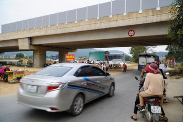 Xã ở Thanh Hóa cho mượn đất làm bãi trông xe giữa đầu đường lên, xuống cao tốc