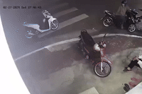 Bản tin cuối ngày 18/2: Ôtô tông loạt xe máy, người phụ nữ may mắn thoát chết