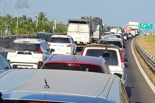 Cao tốc Trung Lương - Mỹ Thuận kẹt xe hàng km sau tai nạn liên hoàn