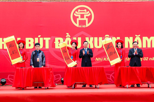 Chủ tịch nước viết hai chữ 'Văn hiến' tại lễ khai bút đầu xuân ở Hà Nội