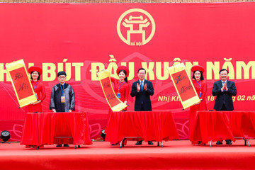 Chủ tịch nước viết hai chữ 'Văn hiến' tại lễ khai bút đầu xuân ở Hà Nội