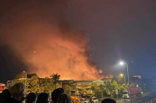 Công ty bao bì bốc cháy dữ dội giữa trung tâm TP Hải Dương