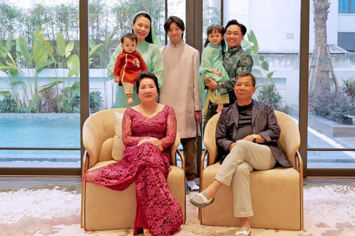 Đàm Thu Trang chụp ảnh sum vầy đầu năm bên bố mẹ Cường Đô La