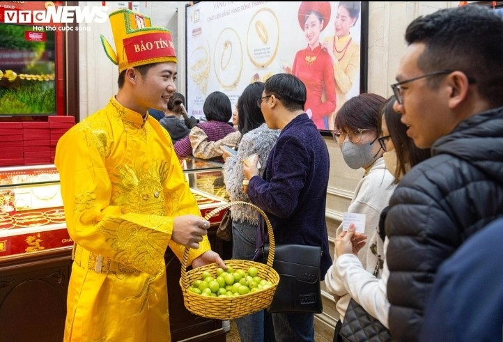 gold shops prepare for god of wealth day rush picture 5