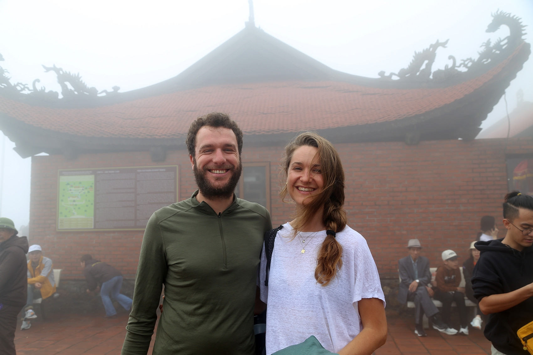 Nghìn du khách thích thú check-in mây mù phủ trắng Am Ngọa Vân ngày đầu xuân