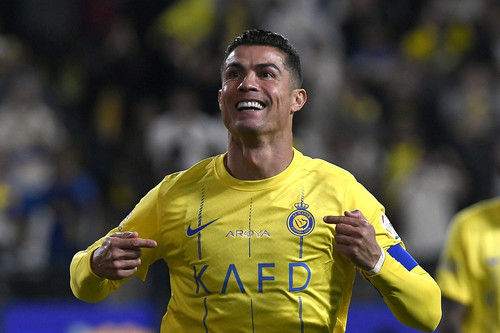 Ronaldo tỏa sáng, Al Nassr bám đuổi Al Hilal