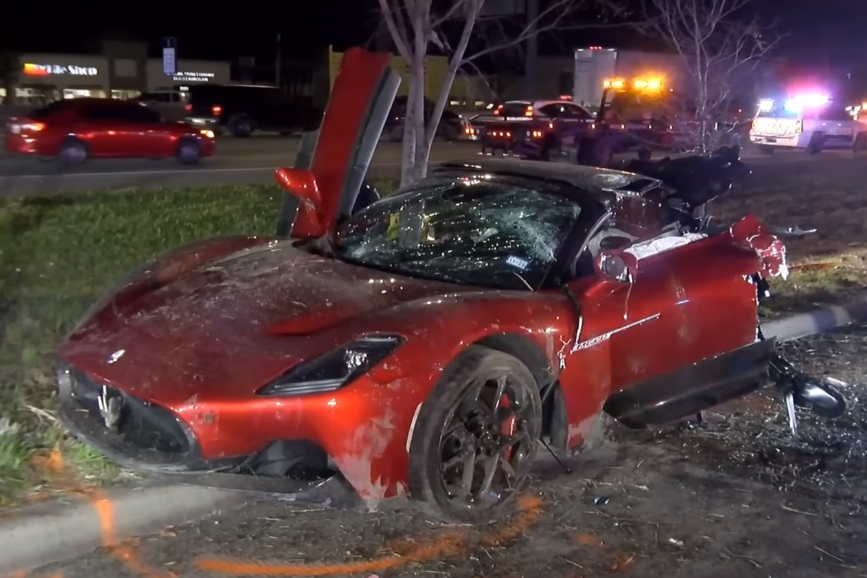 Siêu xe Maserati MC20 đứt đôi sau cú đâm vào thân cây ở tốc độ trên 161 km/h