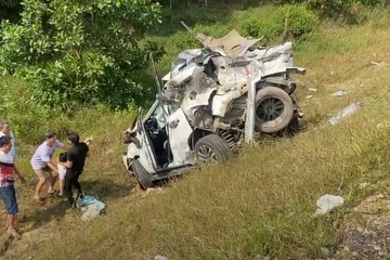 Tai nạn liên hoàn trên cao tốc Cam Lộ - La Sơn, ô tô con lao xuống vực