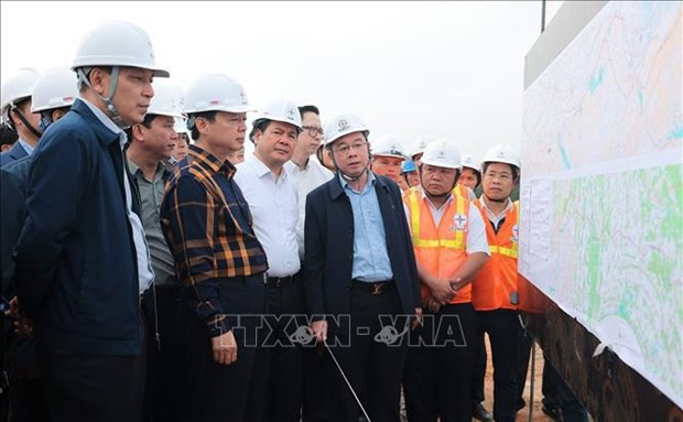 Deputy PM urges ensuring quality, progress of expressway, power projects hinh anh 1