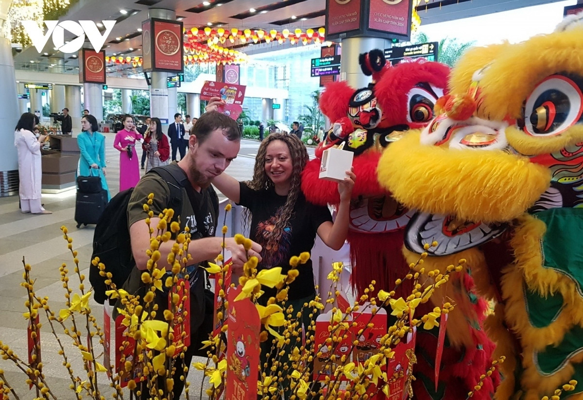 vietnam to consider expanding visa exemption to stimulate tourism demand picture 1