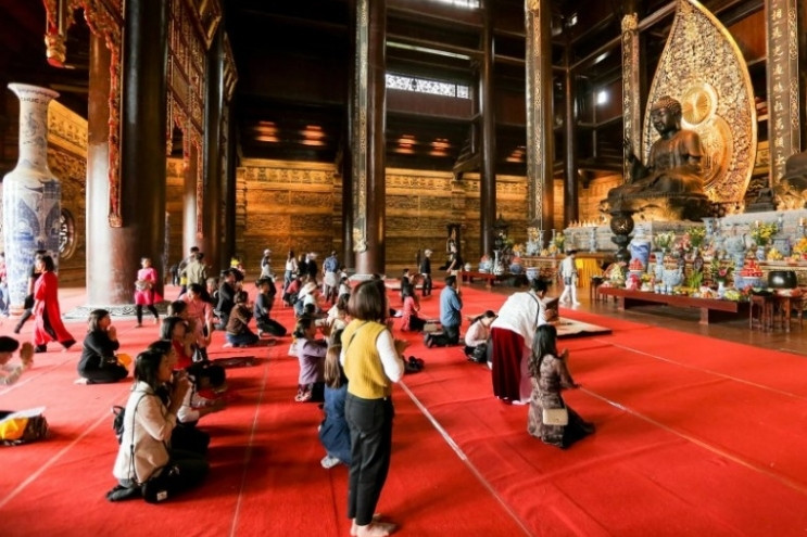 Vietnam’s largest pagoda crowded on first Lunar New Year days