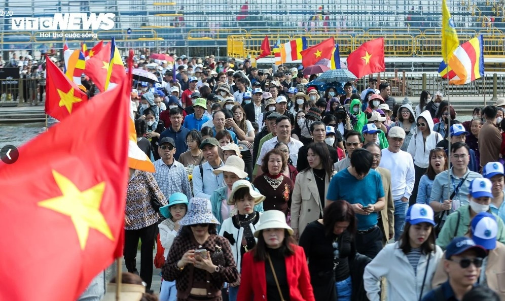 vietnam s largest pagoda crowded on first lunar new year days picture 2
