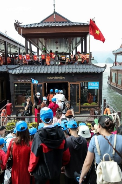 vietnam s largest pagoda crowded on first lunar new year days picture 3