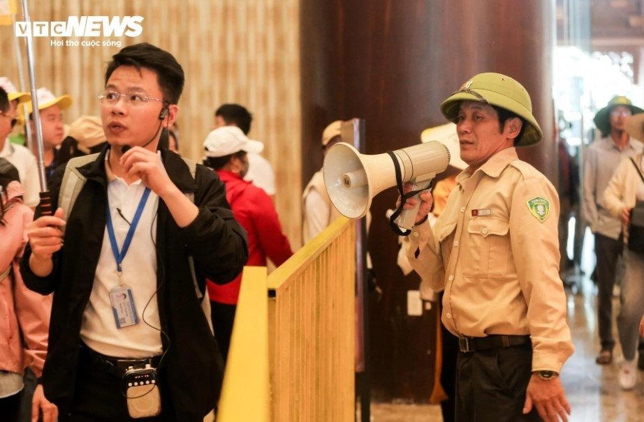 vietnam s largest pagoda crowded on first lunar new year days picture 4