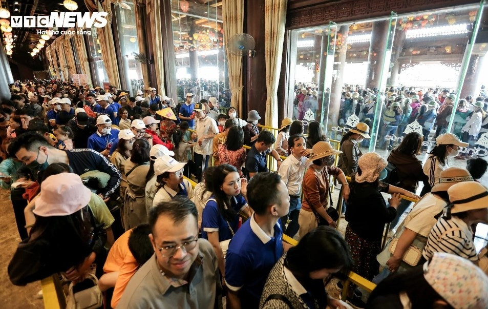 vietnam s largest pagoda crowded on first lunar new year days picture 5