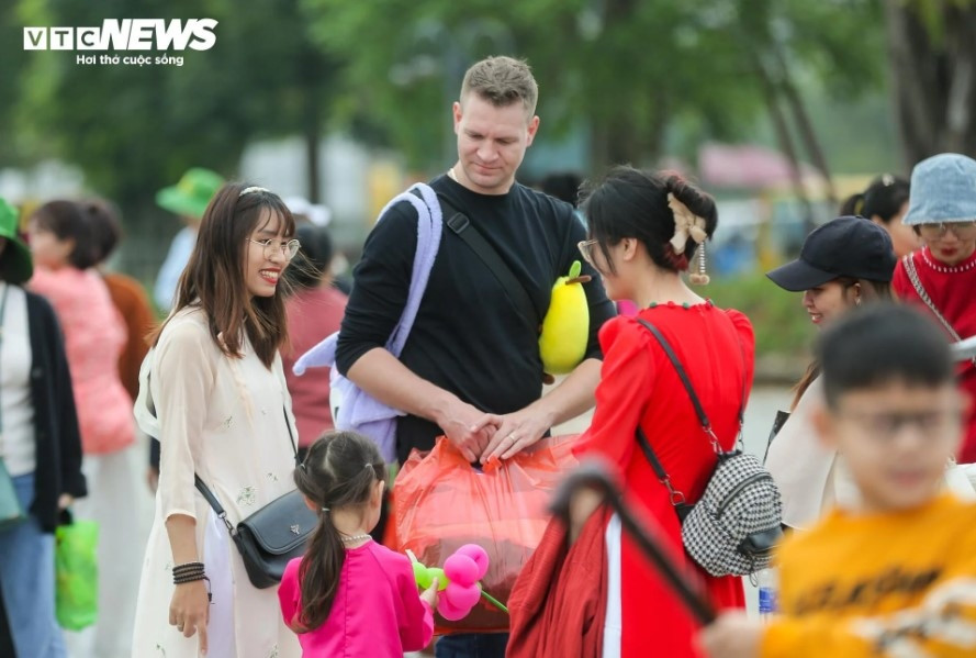 vietnam s largest pagoda crowded on first lunar new year days picture 6
