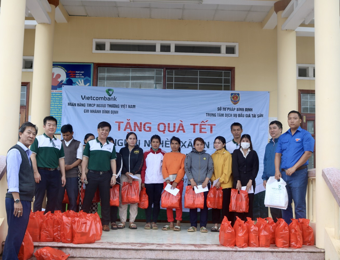 4 vcb trao qua tet tai binh dinh.jpg