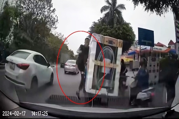 Công an làm việc với tài xế ô tô 'tung cước' đạp ngã người đi xe máy ở Hà Nội