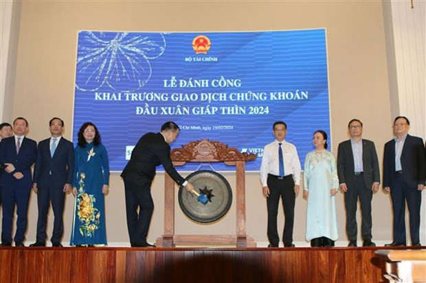 First trading session of Ho Chi Minh Stock Exchange opens after Tet holiday hinh anh 1