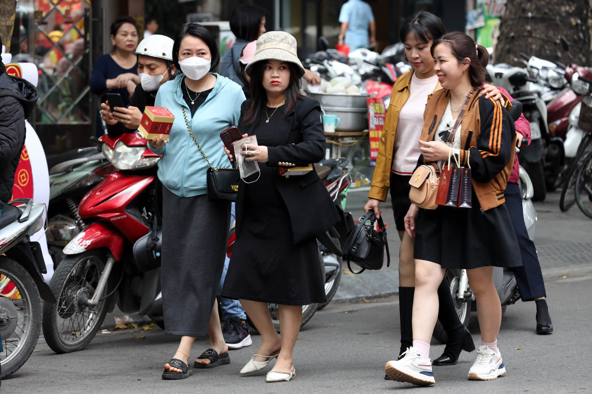 Giờ nghỉ trưa ngày vía Thần Tài, nhiều người cầm vàng đi ngoài phố