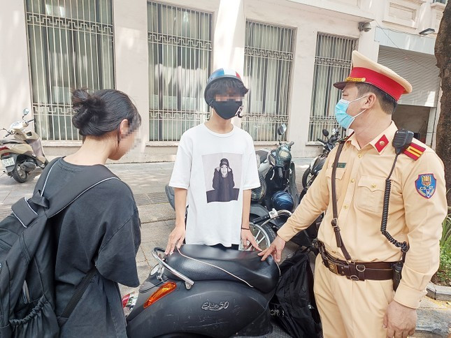 Hà Nội yêu cầu lắp camera gần cổng trường giám sát học sinh vi phạm giao thông ảnh 1