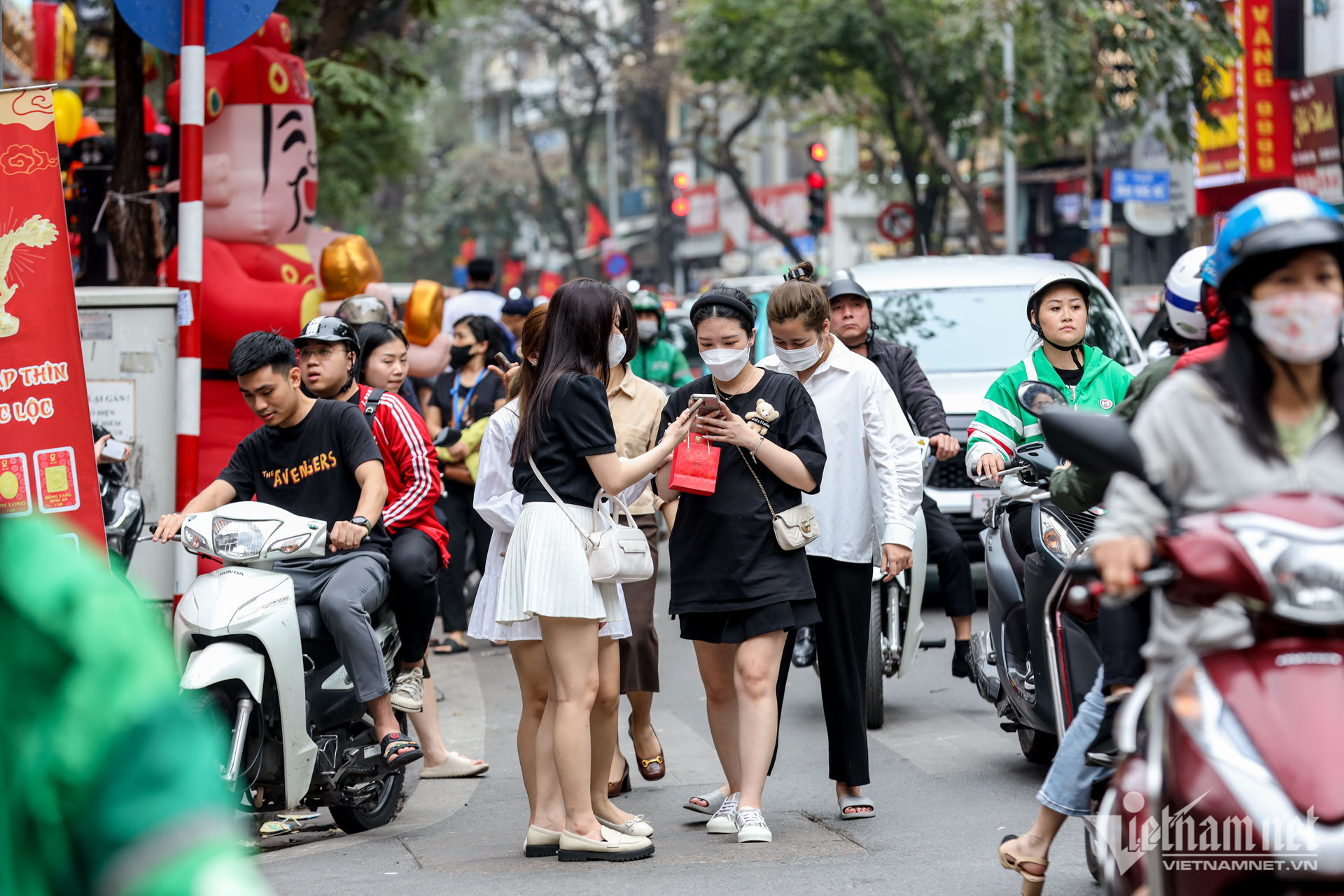 View - Cầm vàng hớ hênh, tung tăng dạo bước trên phố ngày vía Thần Tài