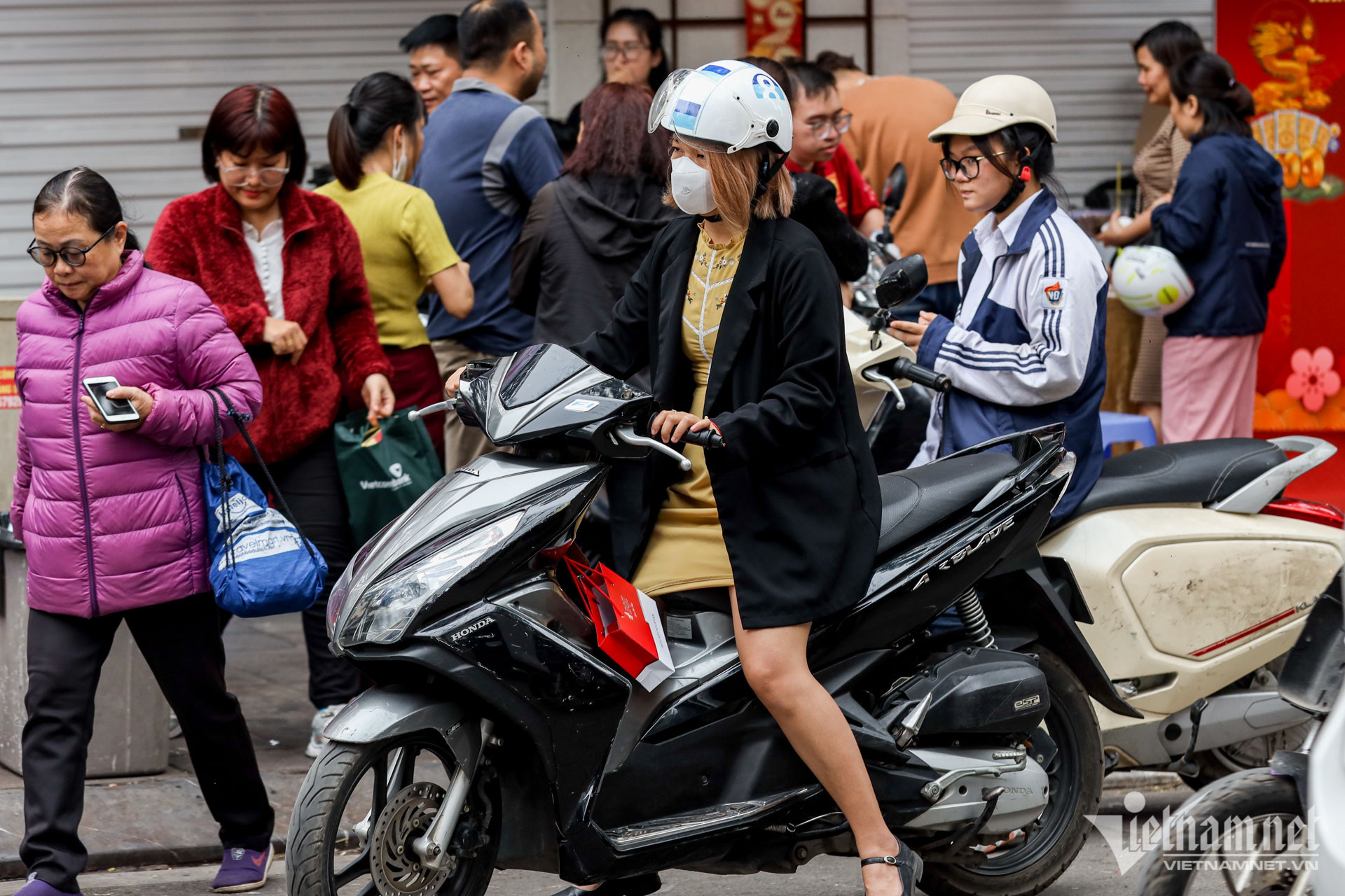 View - Cầm vàng hớ hênh, tung tăng dạo bước trên phố ngày vía Thần Tài