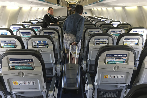 Nữ hành khách bị mời xuống khỏi máy bay vì 'tội' đi vệ sinh quá nhiều