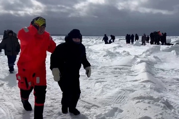 Xem lực lượng cứu hộ Nga giải cứu 82 người mắc kẹt trên tảng băng trôi