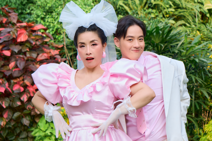 Ca sĩ Thanh Duy cười nghiêng ngả khi 'cưới' được danh hài Kiều Oanh