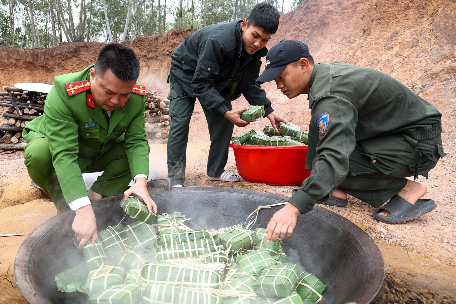Cảnh sát cơ động gói bánh chưng đón Tết Giáp Thìn 2024