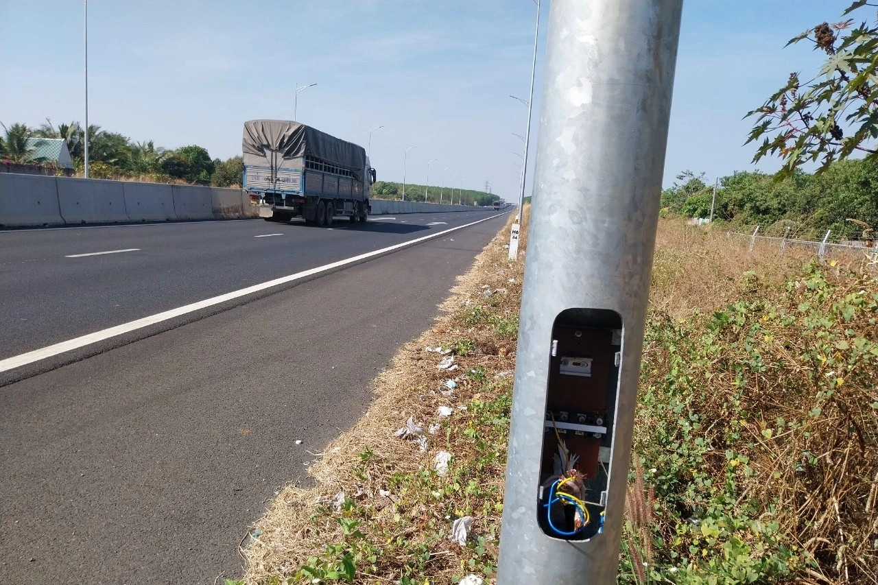 Cao tốc Phan Thiết - Dầu Giây bị đào lấy trộm cáp ngầm hệ thống chiếu sáng