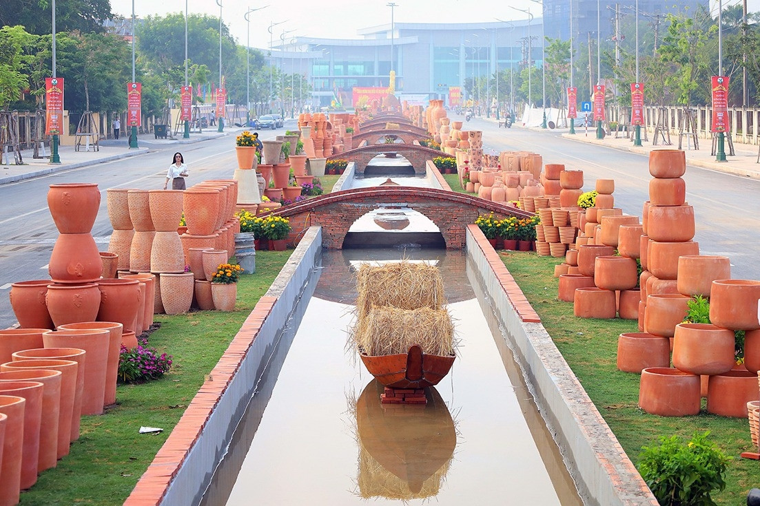 Chiêm ngưỡng con đường gốm đỏ và hoa dài nhất Việt Nam ở Vĩnh Long