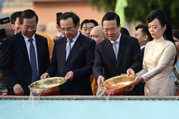 Chủ tịch nước Võ Văn Thưởng cùng phu nhân thả cá chép tiễn ông Công, ông Táo