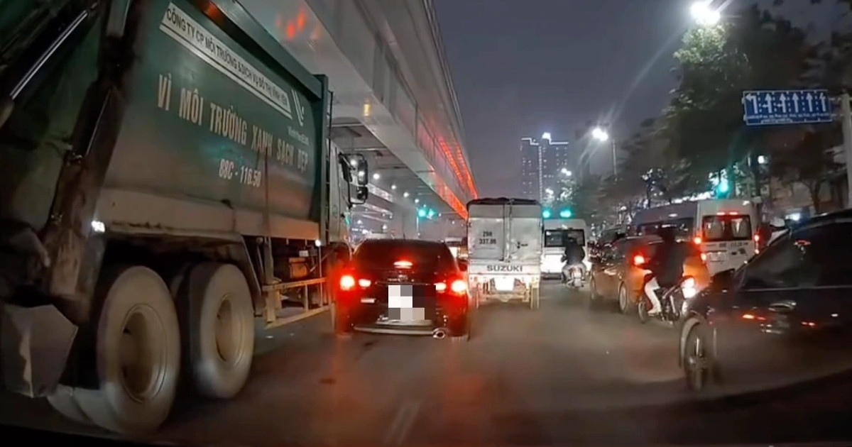 Chuyển làn kiểu điền vào chỗ trống, xe con 