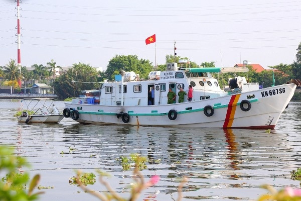 Công an chốt ngăn chích điện bắt cá phóng sinh tiễn ông Táo