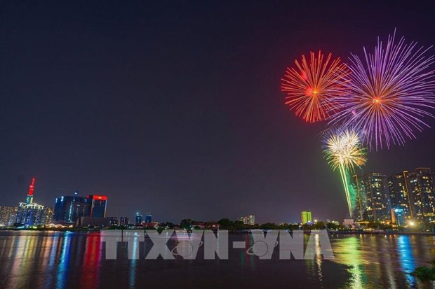 Fireworks displays at 11 places to shine on Ho Chi Minh City's sky on Tet Eve hinh anh 1