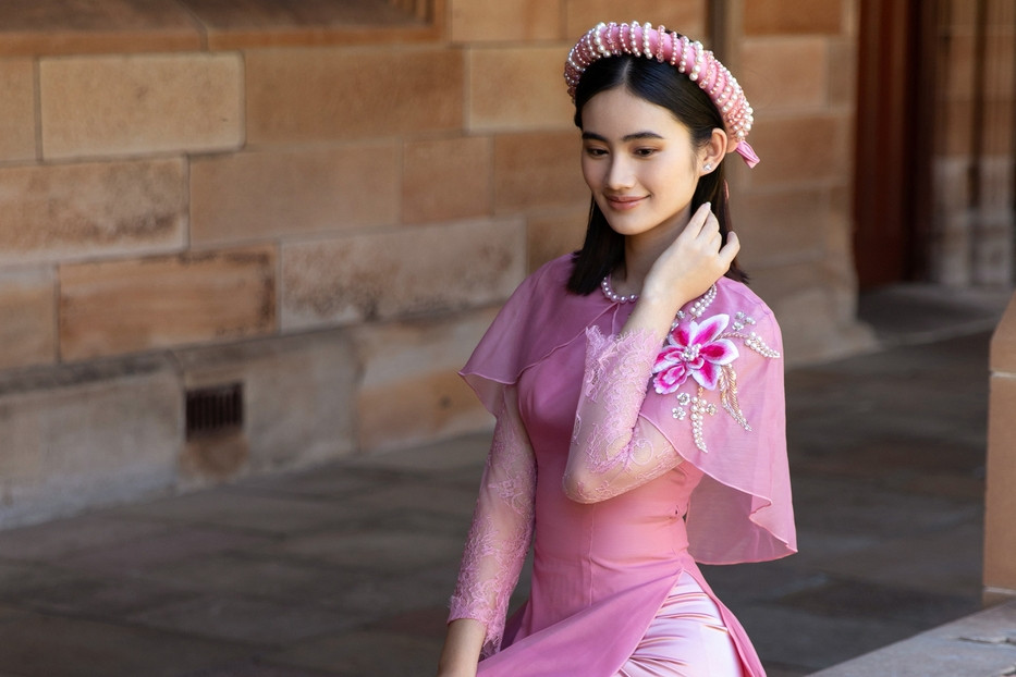 Hoa hậu Ý Nhi gây chú ý với nhan sắc xinh đẹp ở Úc