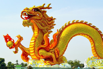 Linh vật Rồng ‘siêu nhẹ’ uốn lượn bên sông Sài Gòn