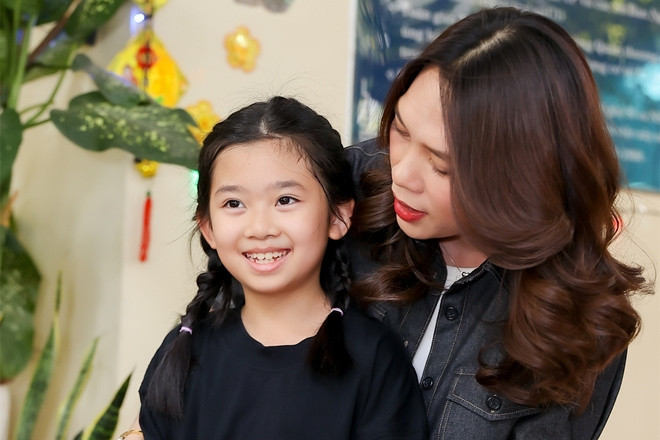 Mỹ Tâm trao quà Khu dưỡng lão, con gái Mai Phương bất ngờ xuất hiện