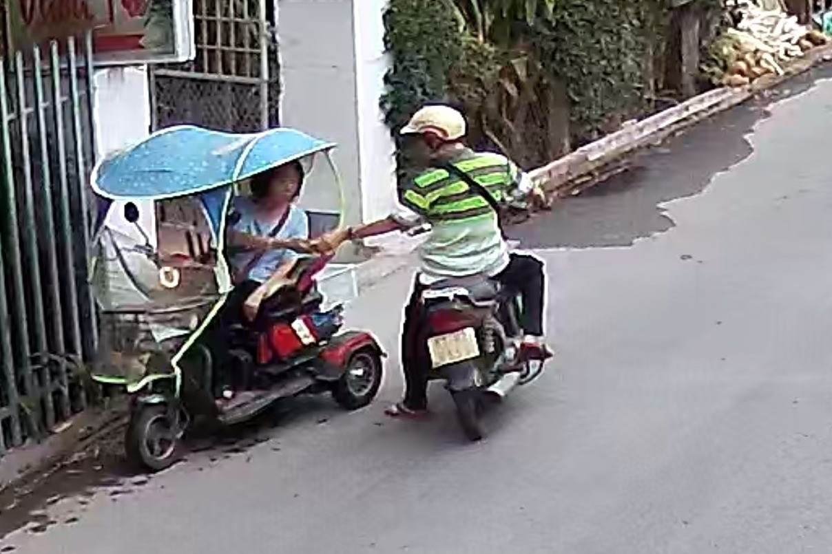 Người khuyết tật ở Bình Dương bị giật hàng trăm tờ vé số