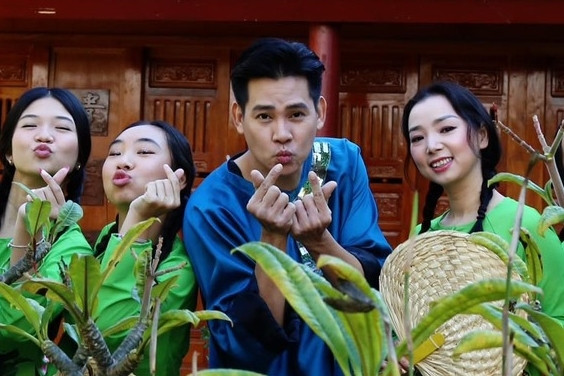 Đang ở Mỹ, Phùng Ngọc Huy làm MV về Tết thân thuộc như ở miền Tây