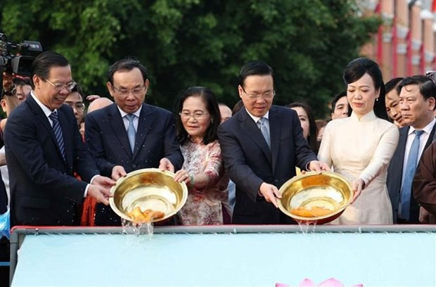 President joins OVs in traditional carp release ritual in HCM City hinh anh 1