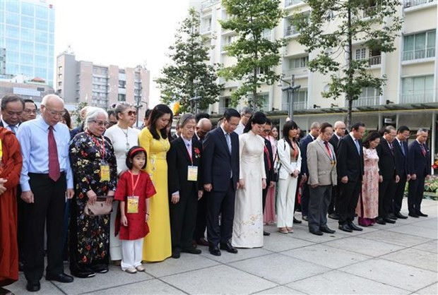 President joins OVs in traditional carp release ritual in HCM City hinh anh 2