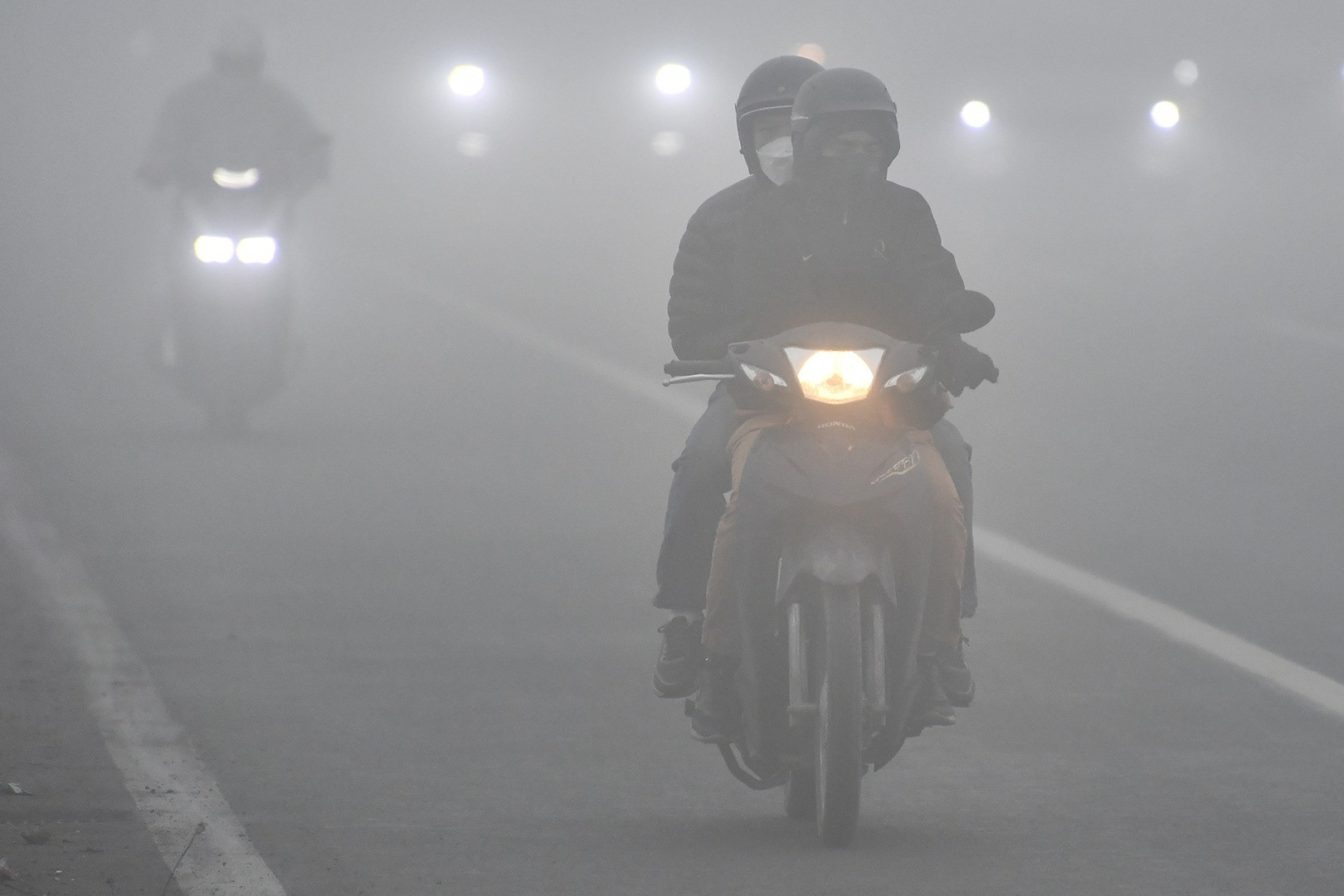 Sương mù giăng kín lối, đường phố Hà Nội mờ mịt như ở Sa Pa