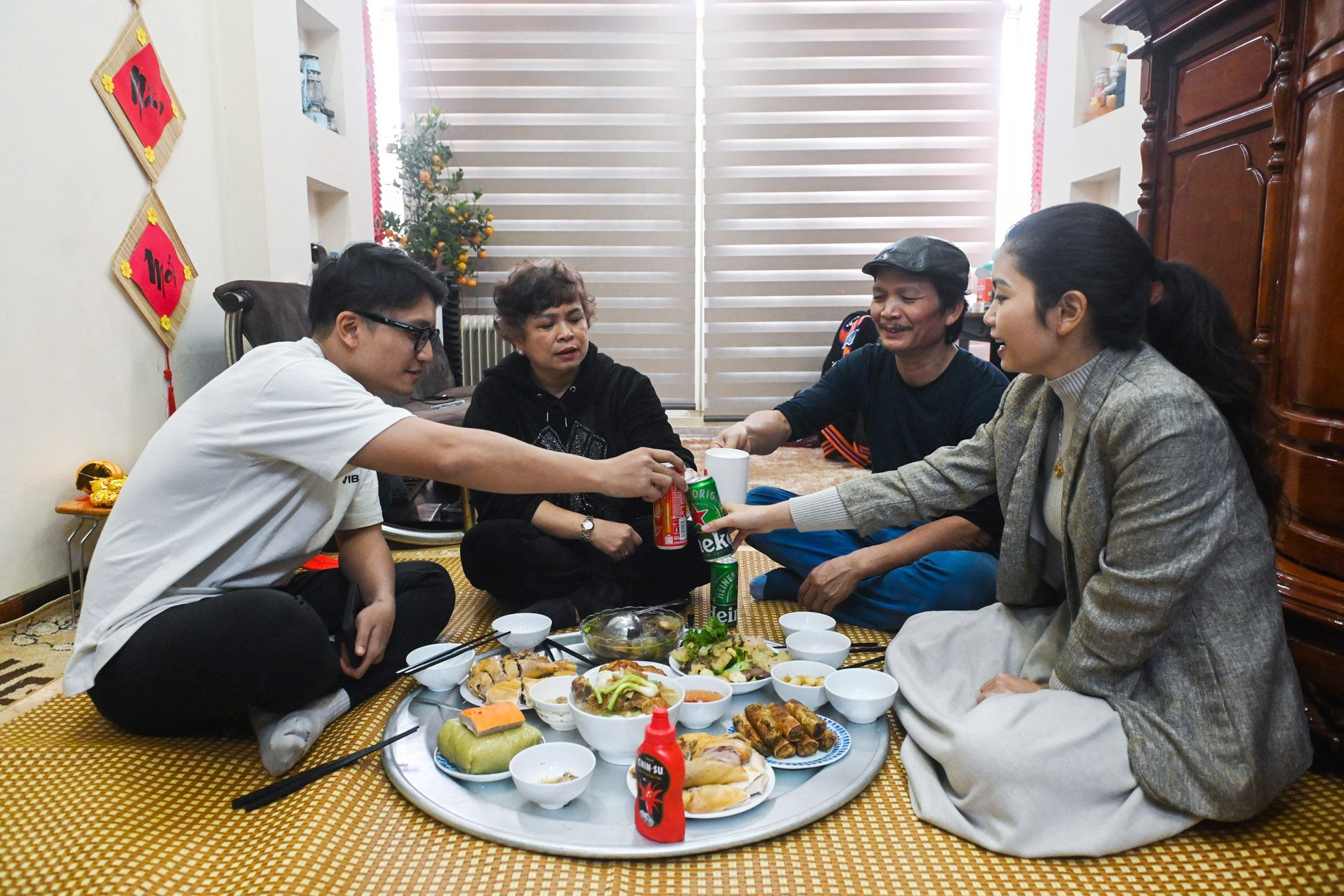 Tất bật cả sáng làm mâm cúng, gia đình Hà Nội quây quần sau lễ tiễn Táo quân