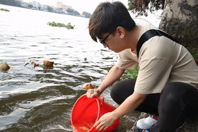 Tàu kiểm ngư, công an ngăn chích điện bắt cá phóng sinh tiễn ông Táo