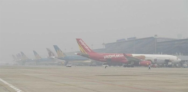 Thick smog forces flight delays in Noi Bai airport